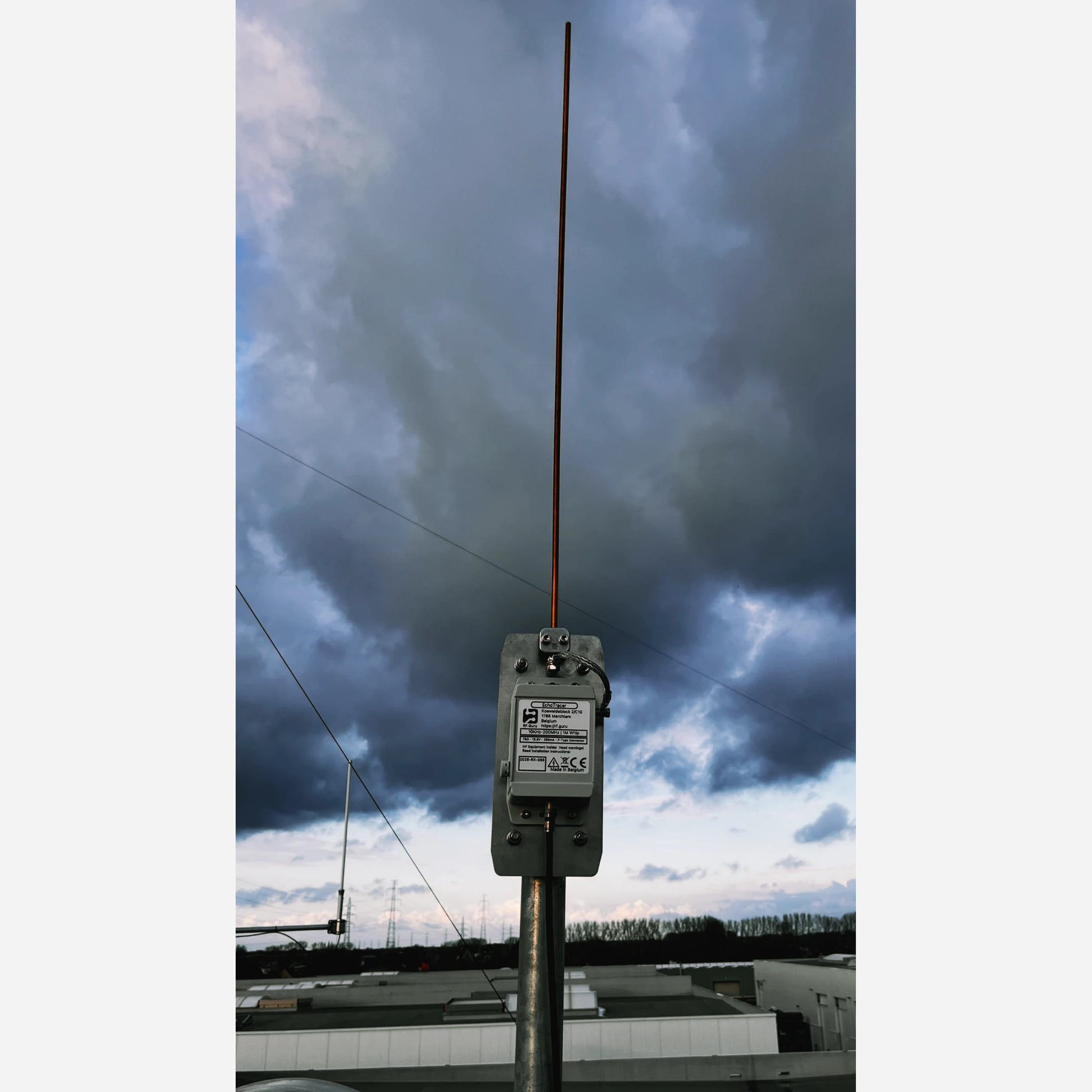 Distant view of the EchoTracer setup with its 1-meter brass whip, mounted on an RVS plate for outdoor use.