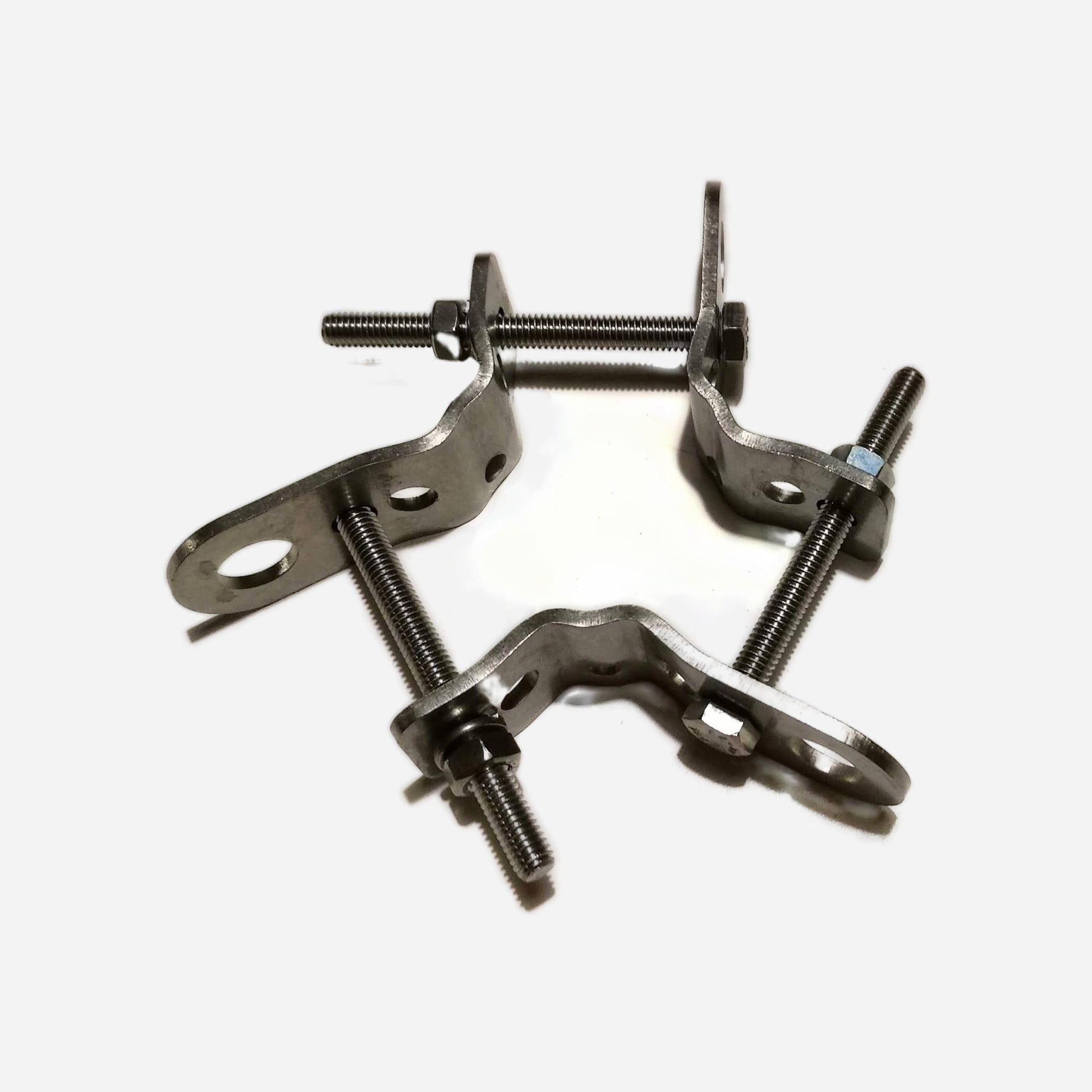 Universal stainless steel mast clamp kit (light version) for wide range of mast diameters.